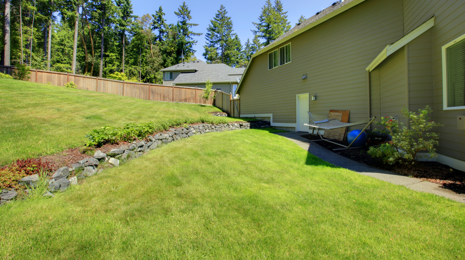 Güzel bir pembe zemin örtüsü ile eğimli bahçenize bir renk pop ekleyin