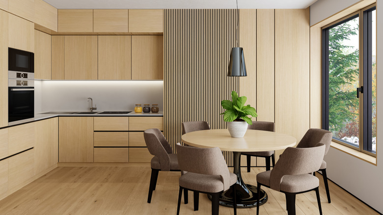 Beyaz ve çam ahşap malzemeleri ile İskandinav tasarımına sahip zarif modern mutfak iç.