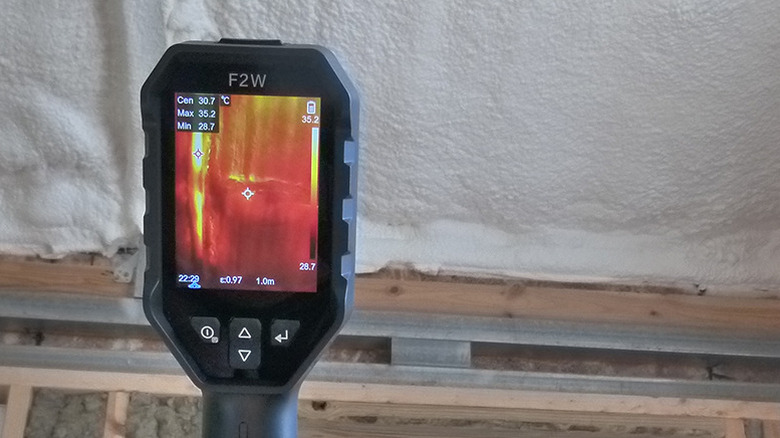 Bir HSFTOOLS F2W Termal Kamera ekranından görülen köpük yalıtım ve çerçeveleme