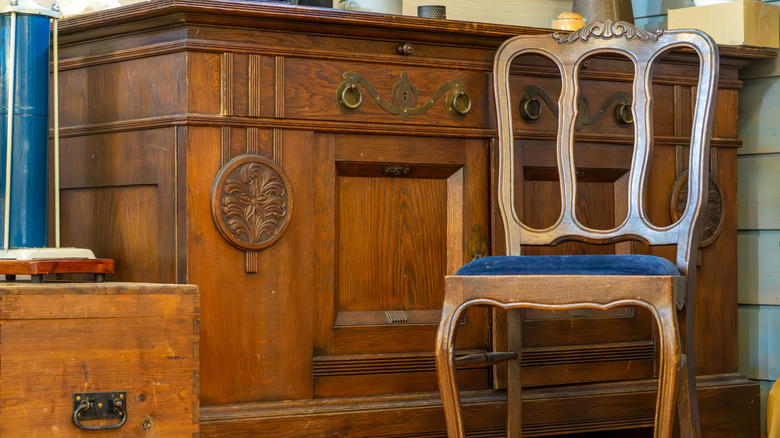 Antika masa, göğüs ve sandalye