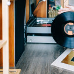 Upcycle çizik vinil kayıtları ve korkak saksılar yapın