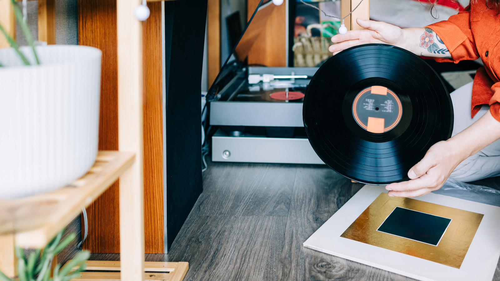 Upcycle çizik vinil kayıtları ve korkak saksılar yapın