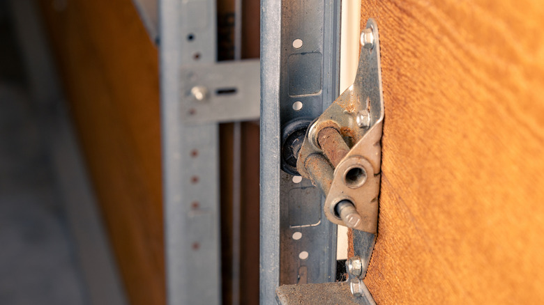 Kirli ve paslı garaj kapısı silindiri yakın çekim