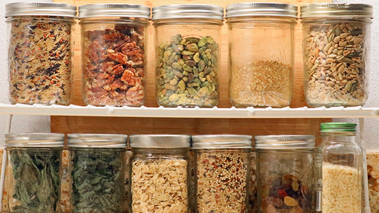 Kurutulmuş gıda maddelerini saklayan iki raf Mason kavanozu