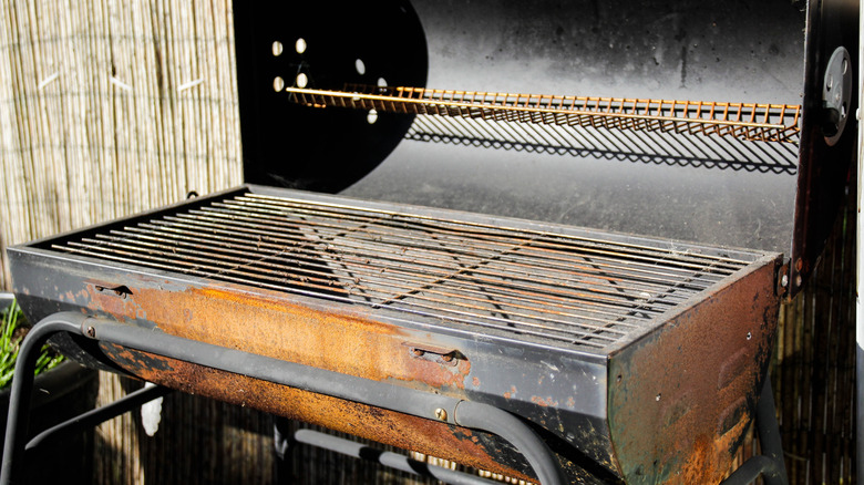 Rusty Izgaraları ortaya çıkarmak için açılan bir ızgara kapağı açıldı