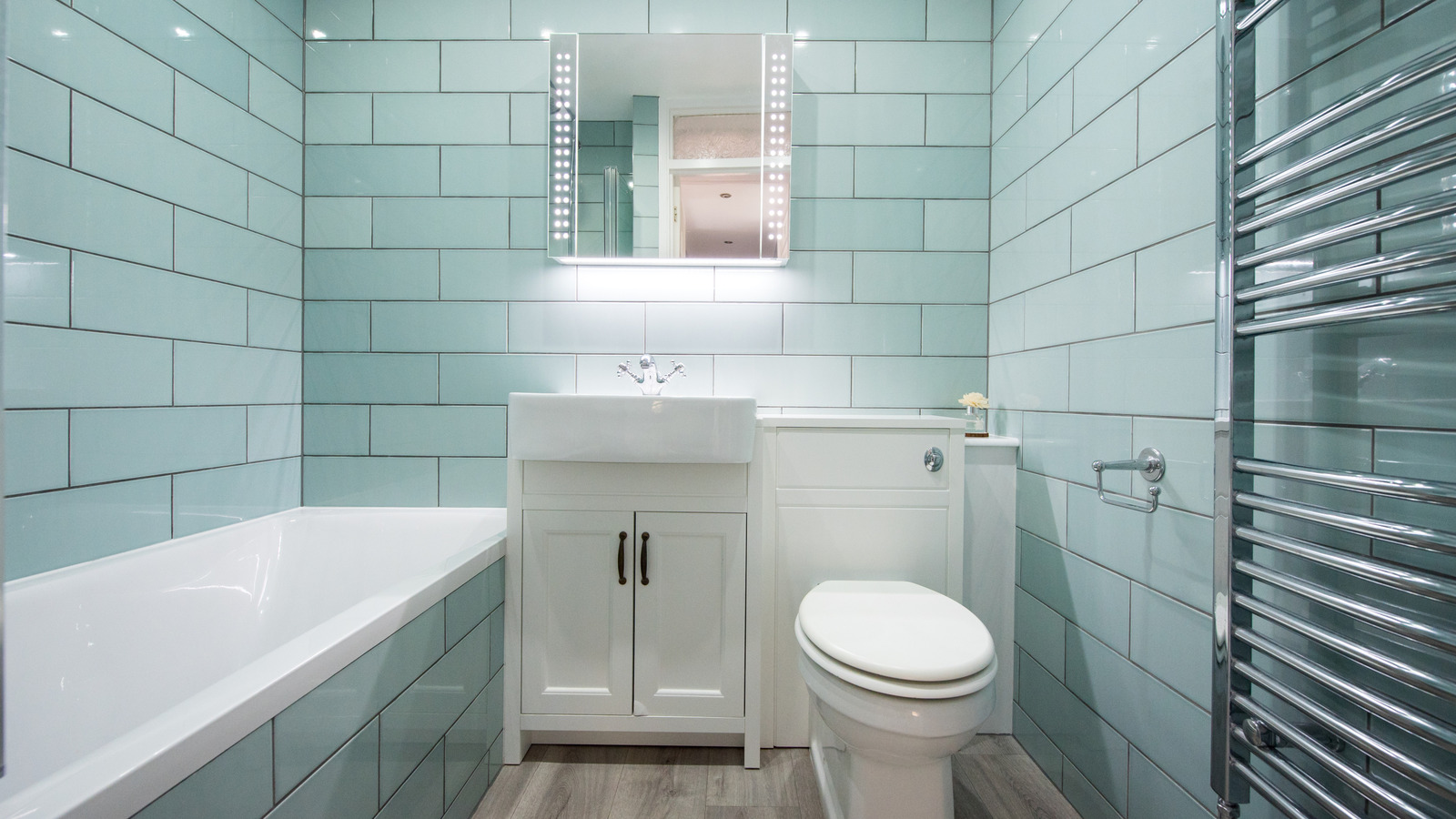 Banyo fayansını örtmek için düşük maliyetli hile - yıkım olmadan