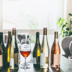 DIY Birkaç dolarlık ağaç malzemeleri ile uygun fiyatlı bir şarap şişesi standı