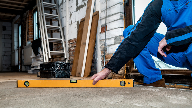 Yüklenici bir bodrum katına bir seviye yerleştiriyor