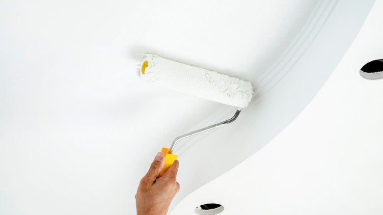 Beyaz boya ile tavan boyama