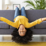 Lüks görünümlü bir raf oluşturan baş aşağı mobilya hilesi