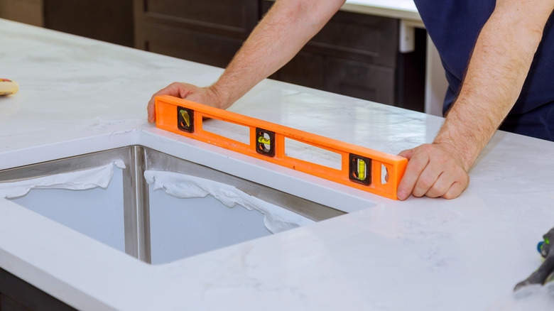 Kurulum sırasında Tezgah'a Seviye Aracı Yerleştirme Kişi