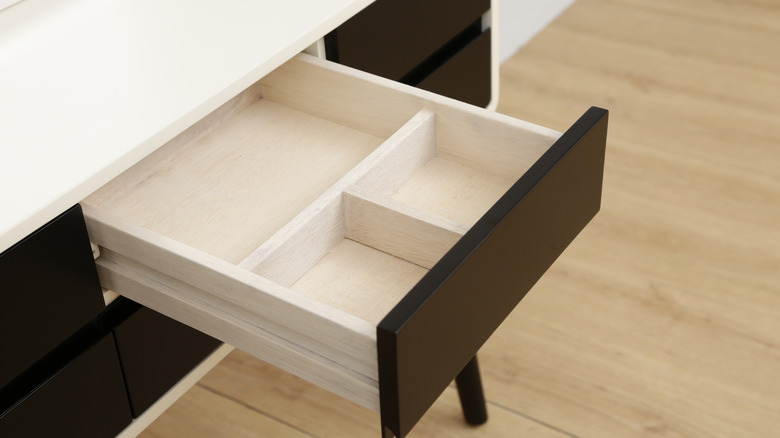 Modern beyaz ve koyu ahşap masada çekmece bölücüler