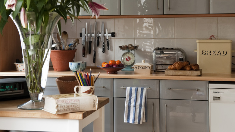 Parlak gri dolaplar ve renkli dekor ile mutfak