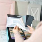 Artık yorgun, temel ve modası geçmiş olan kabine rengi ve bitişi