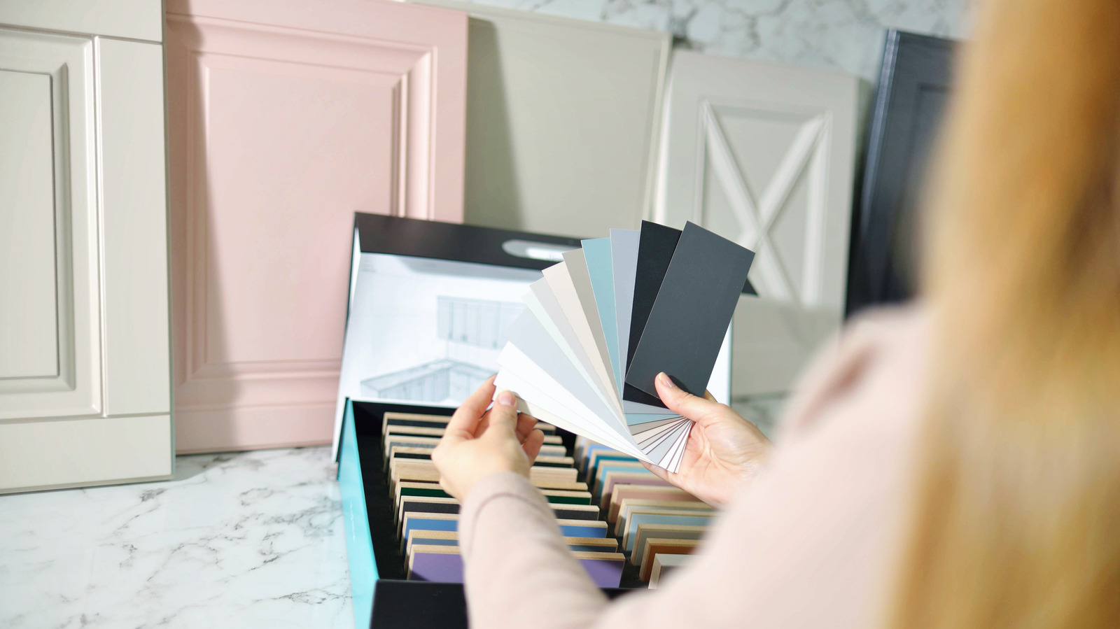 Artık yorgun, temel ve modası geçmiş olan kabine rengi ve bitişi