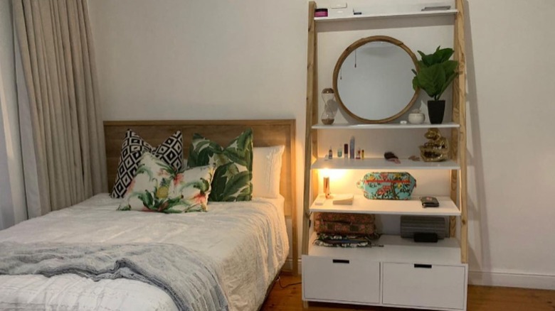 Bir yatağın yanındaki uzun bir raf