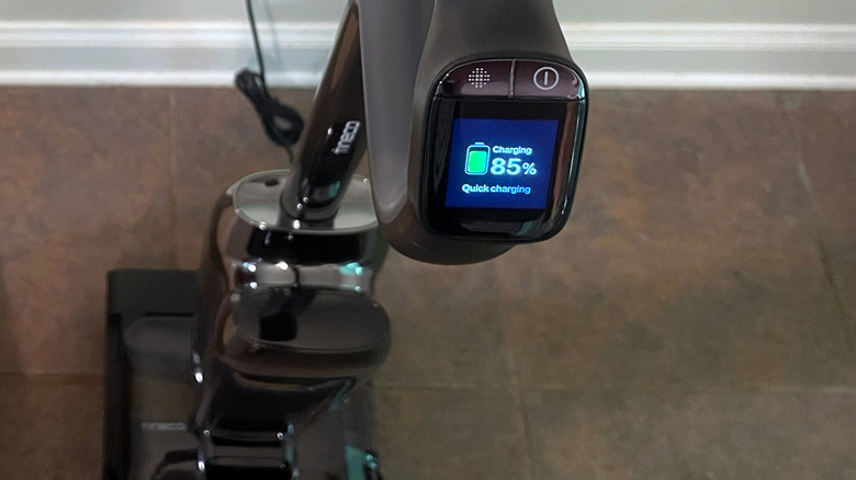 Bir Tineco Floor One S9 Sanatçı Steam Serisi Akıllı Kablosuz Steam Zemin Yıkayıcı, şarj ederken bir yerleştirme istasyonunda oturuyor