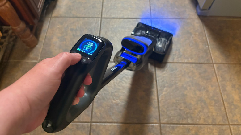 Bir Tineco Zemin One S9 Sanatçı Steam Serisi Akıllı Kablosuz Buhar Zemin Yıkayıcısı Otomatik Modda Nötr Kiremit Zeminlerinde Kullanılır