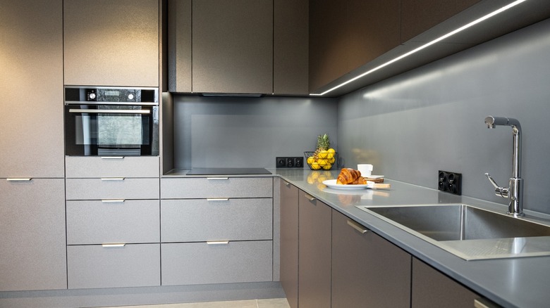 Gri renk tonunda minimal bir mutfak