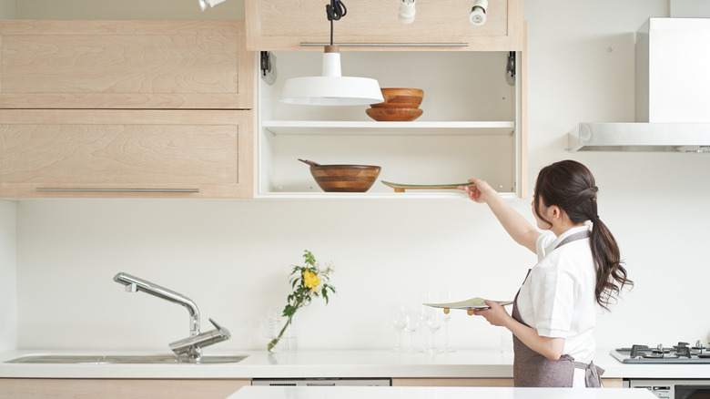 Bir kadın mutfağını organize ediyor