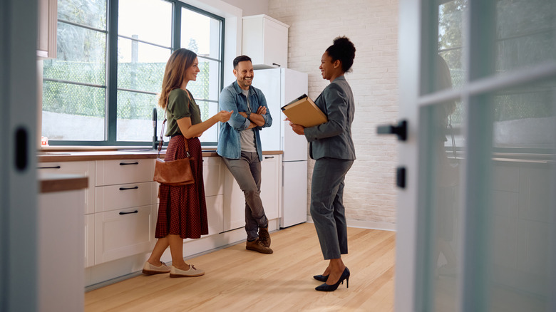 Emlakçı Çiftleri Satılık Evde Mutfak