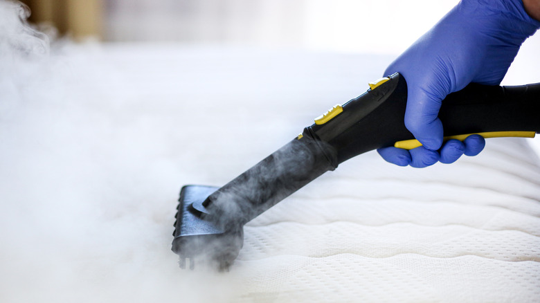 Bir yatağın yüzeyini buhar temizleme