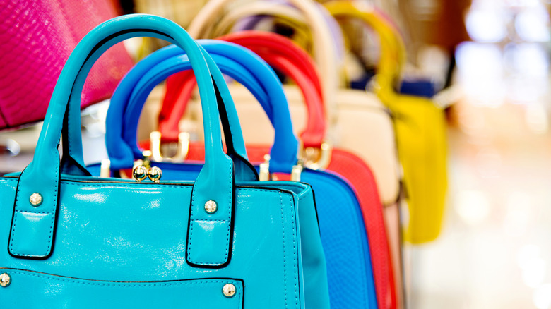 Organize bir şekilde sergilenen cüzdanlar