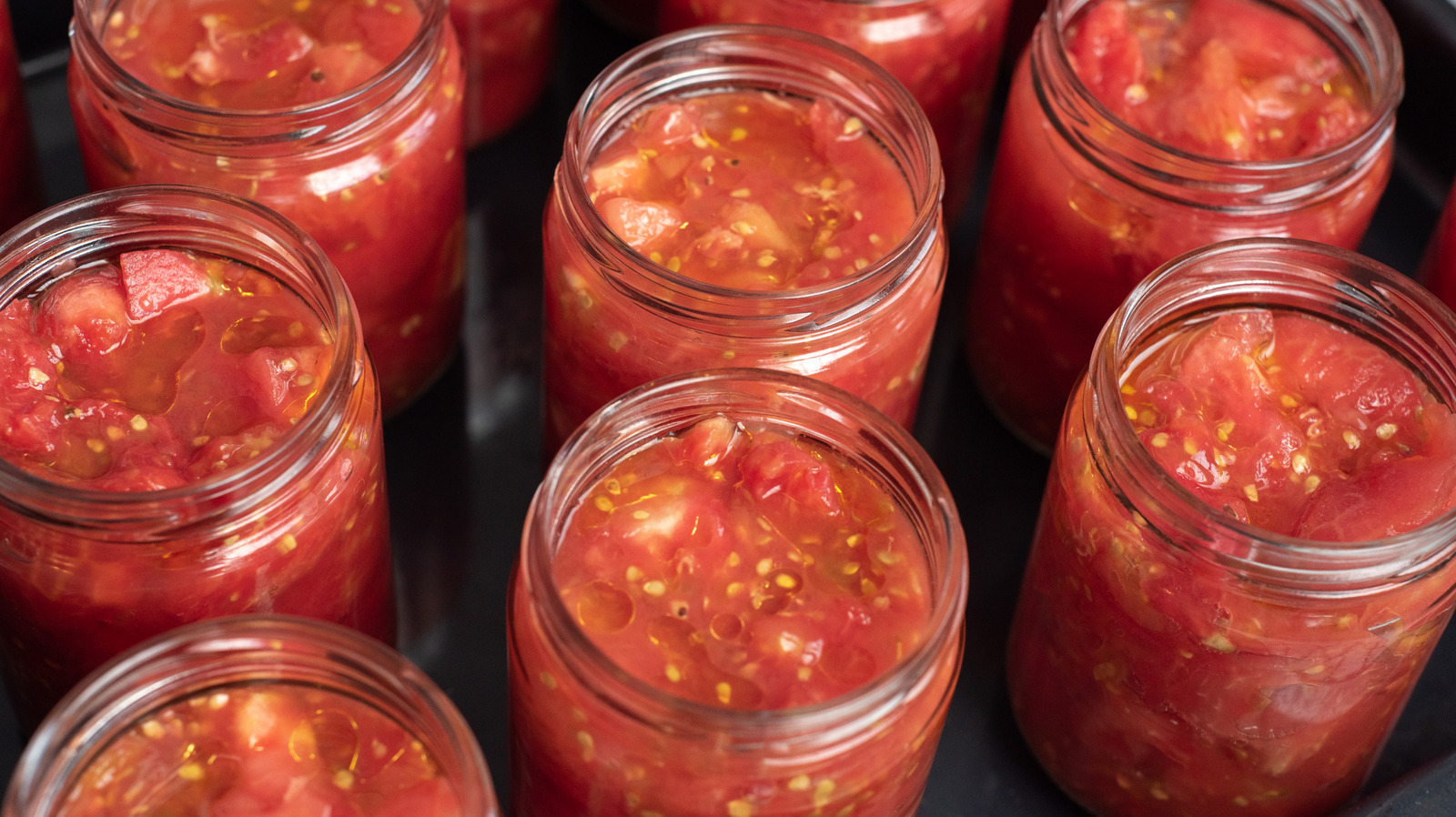 Boş salsa kavanozlarını atmayın: onları kiler depolama temellerine dönüştürün