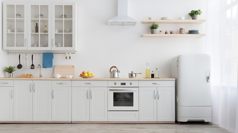 Ahşap zeminli beyaz İskandinav mutfak iç.