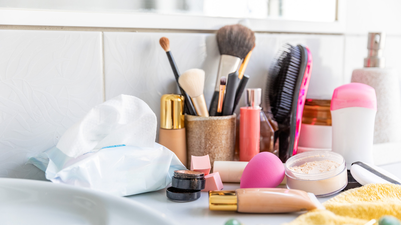Kolay bir Dollar Tree Hack ile Banyo Essentials Organize ve Kapalı Tutun