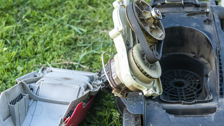 Onarım altında bir çim biçme makinesinin yakın çekimi