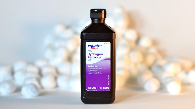 Şişe Eşit marka hidrojen peroksit.