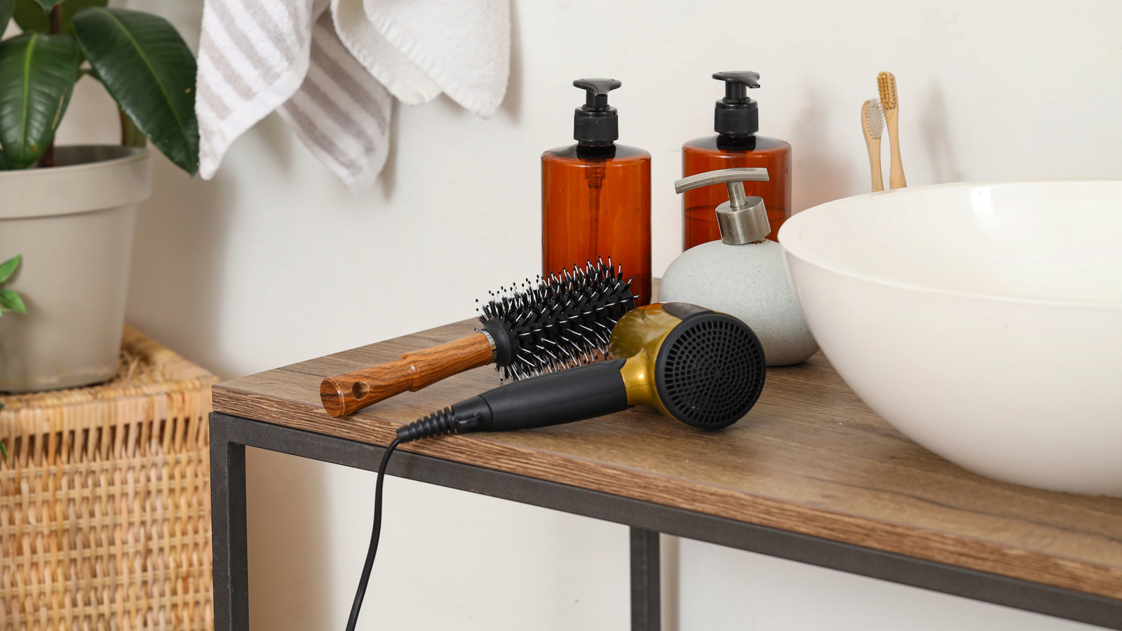 Beklenmedik bir dolar ağaç öğesi ile banyo saç aletlerinizi düzenleyin