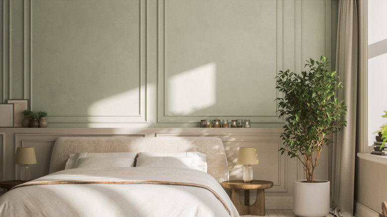 Duvar kalıpları ile yatağın üstünde açık yeşil duvar