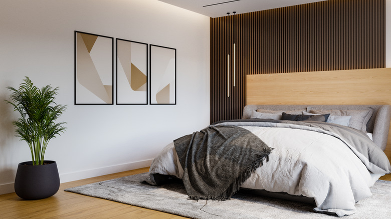 Modern yatak odasında yatağın üstünde koyu kahverengi yivli vurgu duvar