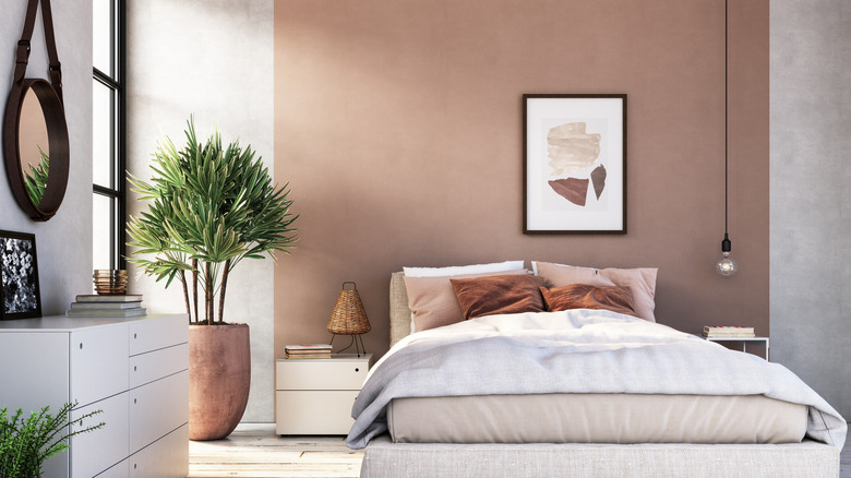 Hafif yatak ve modern sanat ile taupe duvarı