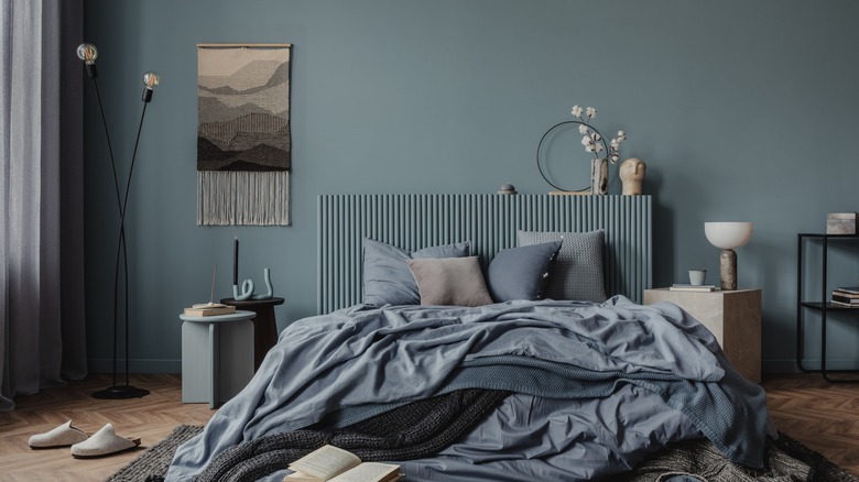 Tek renkli yataklarla tozlu mavi vurgu duvarı