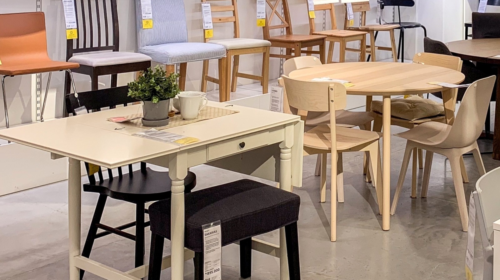 IKEA masif ahşap yemek masaları taşıyor mu?