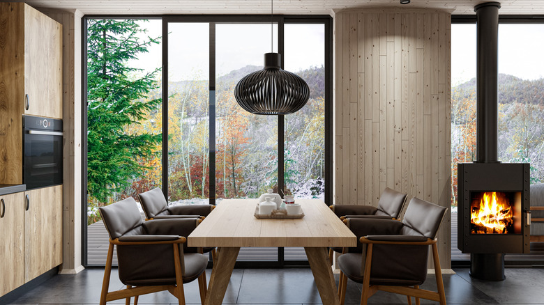 Tamamlayıcı ahşap masa ve sandalyelerle ahşap sırılsıklam yemek odası