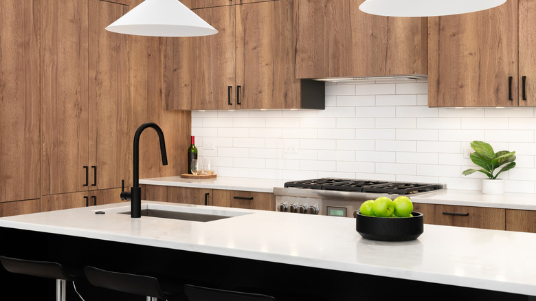 Siyah adalı modern bir mutfakta kuvars tezgahı