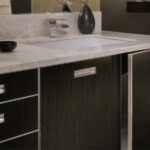 Siyah banyo renk şemasını denemenin düşük taahhüdü