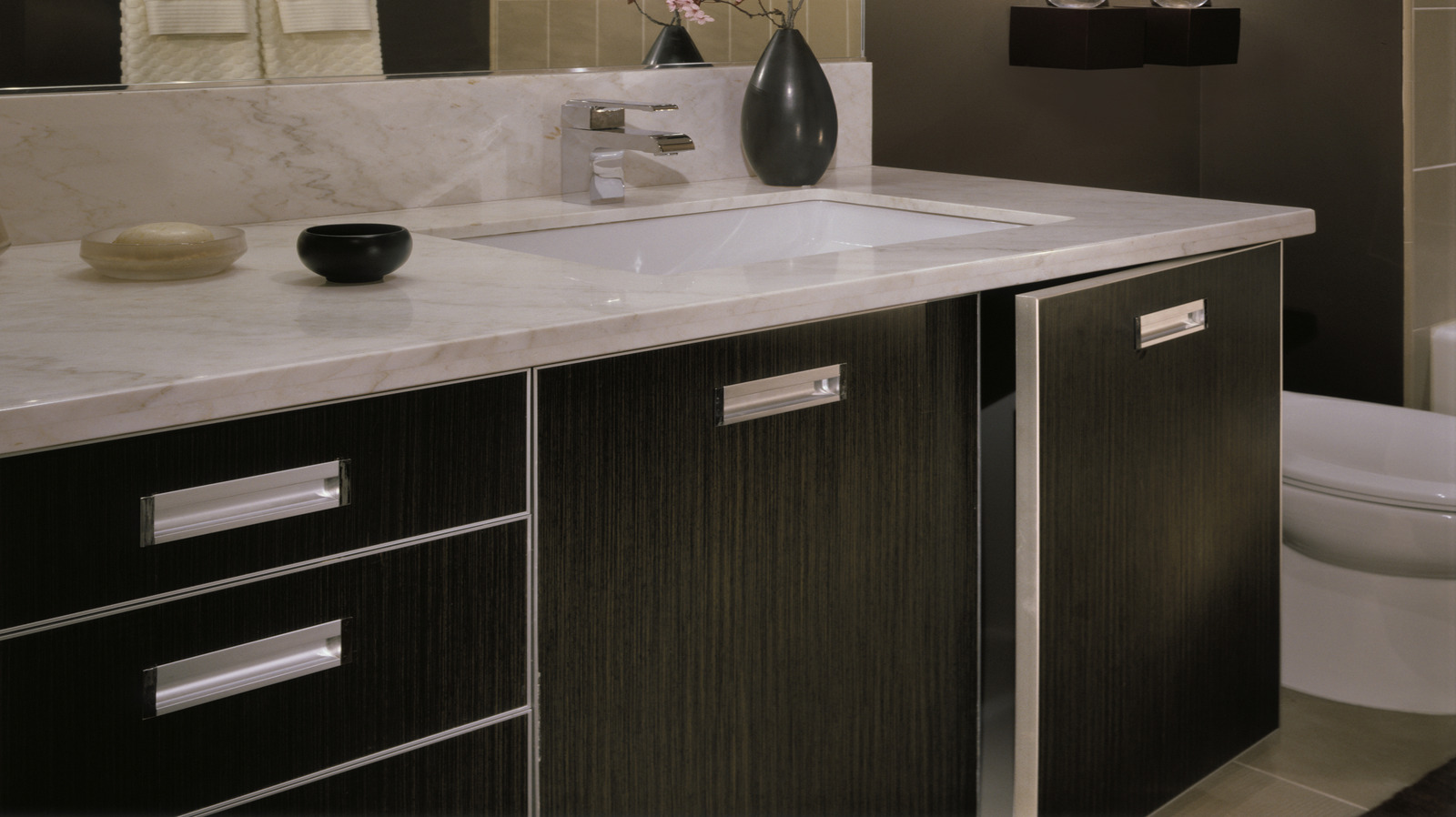 Siyah banyo renk şemasını denemenin düşük taahhüdü