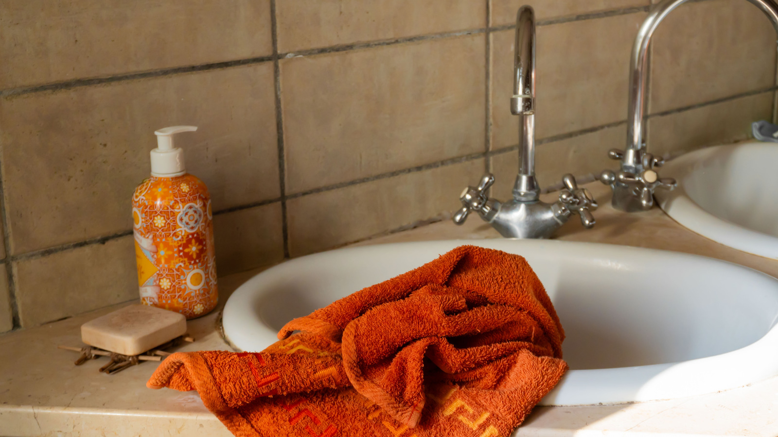 Size anında ekstra banyo depolama sağlayan IKEA DIY