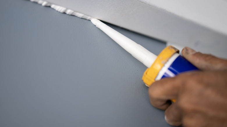 House Project için Caulk kullanan adam