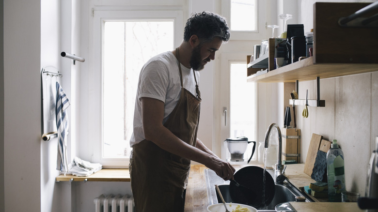 Bir mutfakta bulaşık yıkamak