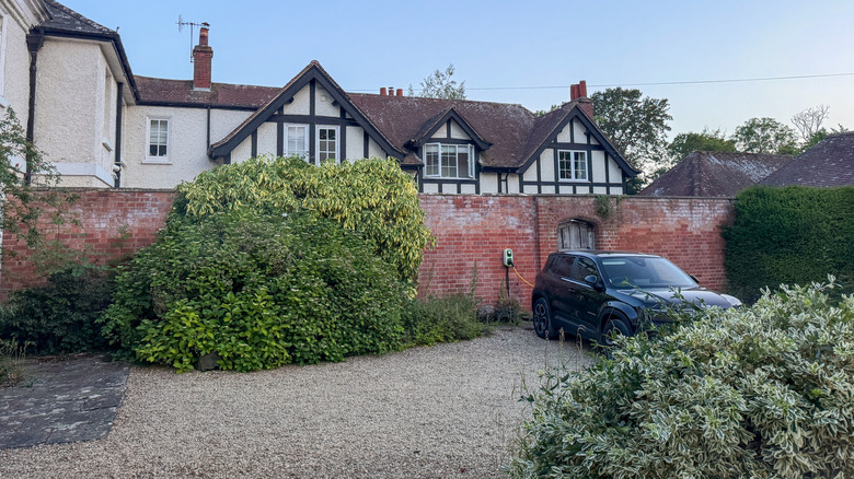 Kırmızı tuğla duvar ve Beyaz Saray ile çakıl araba yolu