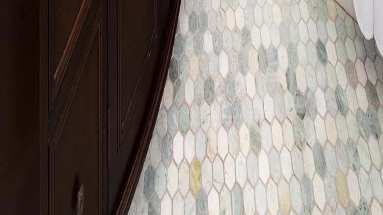 Eski moda altıgon karo zemin ve koyu ahşap lavabo ünitesi