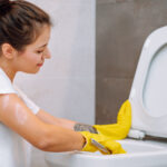 İki kez kullanma hakkında düşünmek isteyebileceğiniz iyi bilinen tuvalet temizleme ürünü