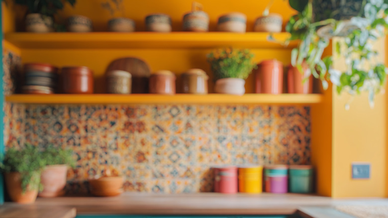 Terracotta tencerelerde yeşil otlar