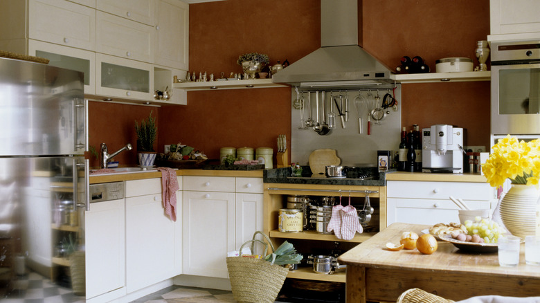 Terracotta duvarları ve paslanmaz çelik aletleri ile mutfak